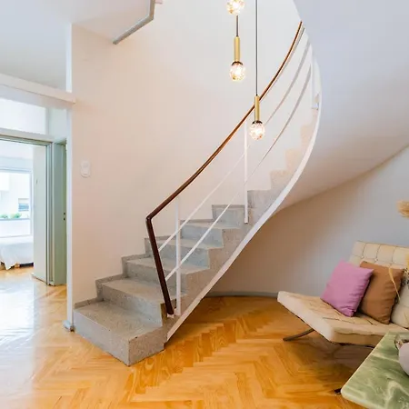 아파트 Incredible Duplex Penthouse & Terraces & Parking 포르투